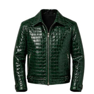Puede incluir: Una chaqueta de color verde oscuro con un acabado brillante y texturizado que recuerda a la piel de cocodrilo. La chaqueta cuenta con un cuello puntiagudo, una cremallera frontal completa, dos bolsillos laterales y correas ajustables.