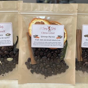 Puede incluir: Tres bolsas transparentes que contienen kits de olla a fuego lento. Cada bolsa tiene una etiqueta con el texto "2 Spicy Girls" y un nombre de sabor: Espresso Yourself, Citrus Grind y Mocha Mood. Las bolsas contienen granos de café, especias y cítricos secos.