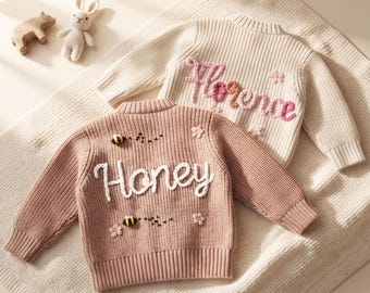 Gilet bébé tricoté main personnalisé avec prénom, vêtements tricotés personnalisés pour tout-petits, cadeau de naissance et d'anniversaire