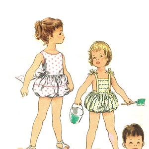 Peut inclure: Illustration de maillots de bain pour enfants. Un enfant porte un maillot de bain blanc à pois roses et un grand nœud. Un autre enfant porte un maillot de bain à rayures jaunes et vertes. Un troisième enfant porte également un maillot de bain à rayures.