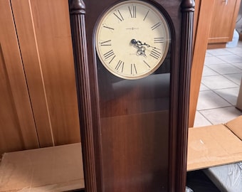 Nuevo reloj de pared Howard Miller de cuarzo de 34 pulgadas, color marrón, con sonería Westmi & Santa Mar, modelo 620-192.