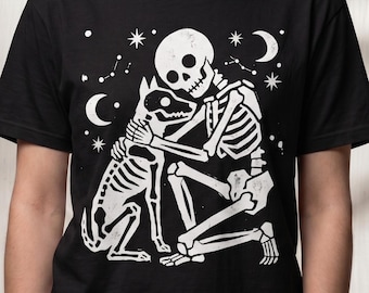 Camiseta con estampado de perro esqueleto abrazándose, camiseta gráfica gótica celestial con grabado en madera, camiseta Color Comforts 1717