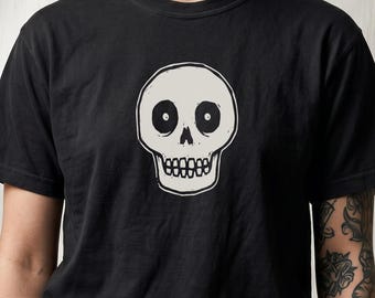 Camiseta Sketchy Skull, camiseta vintage punk gótica de tejido grueso, ropa urbana alternativa unisex teñida en prenda, camiseta de Halloween con estética grunge.