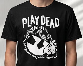 Camiseta Play Dead Opossum / Camiseta con estampado de zarigüeya punk, camiseta de animales extravagante para fans del pop punk gótico alternativo, camiseta unisex de algodón estilo banda.
