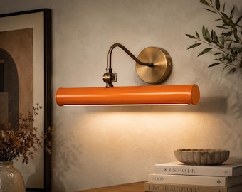 Lámpara de pared moderna de color naranja / Acabado en latón antiguo / Iluminación contemporánea para arte y espejos