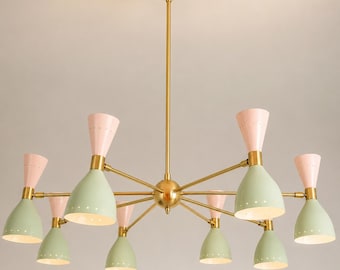 Żyrandol Stilnovo w pastelowych zieleniach i różu | 8-punktowa lampa sufitowa Sputnik w stylu mid-century modern z mosiądzu