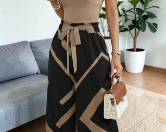 Completo due pezzi AuraPrint da donna: top a tinta unita e pantaloni a gamba larga stampati.