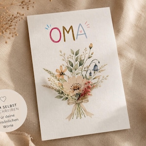 Könnte beinhalten: Eine weiße Grußkarte mit dem Wort OMA in bunten Buchstaben über einer Aquarellillustration eines Wildblumenstraußes, der mit einem Band gebunden ist. Ein runder Aufkleber auf der Karte trägt den Text ZUM SELBST BESCHREIBEN Für deine persönlichen Worte.