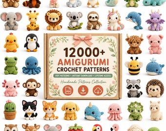 Op de afbeelding: Een kartonnen doos met de tekst 12000+ AMIGURUMI CROCHET PATTERNS omringd door diverse kleine, kleurrijke gehaakte dieren- en plantfiguren, waaronder een beer, leeuw, olifant, giraf, octopus en aardbei.