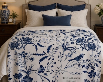 Coperta trapuntata di lusso Quiet Luxury, 50x60 pollici, con motivo botanico blu e uccelli, regalo per studenti universitari o per anniversario.