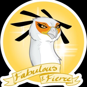 Peut inclure: Un autocollant circulaire représentant un oiseau secrétaire blanc stylisé avec des marques orange autour des yeux et des plumes de crête noires. L'oiseau est sur un fond jaune avec une bannière en bas affichant le texte Fabulous & Fierce.