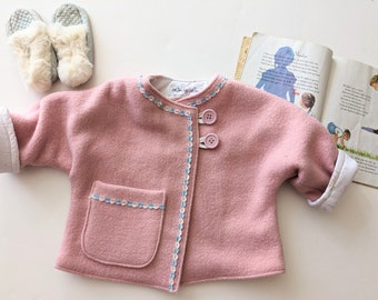 Manteau rose pour bébé en laine recyclée avec de jolies fleurs vintage en taille 1