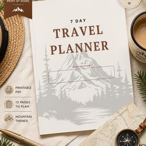 Può includere: Un pianificatore di viaggio di 7 giorni con un tema montano. La copertina presenta "TRAVEL PLANNER" e un'illustrazione di montagna. Include una bussola, una mappa e una penna. Il pianificatore è un PDF stampabile.