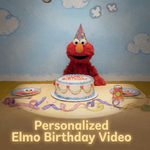 Könnte beinhalten: Ein rotes Elmo-Plüschtier mit Partyhut sitzt hinter einer Geburtstagstorte mit der Aufschrift "Happy Birthday". Die Torte ist mit blauer Glasur und herzförmigen Verzierungen verziert. Das Bild enthält auch Partyzubehör und den Text "Personalized Elmo Birthday Video".