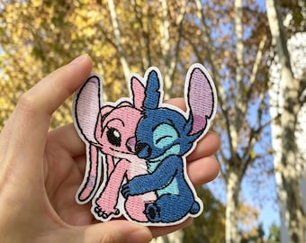 Parche bordado con personaje alienígena guiñando un ojo rosa, parche termoadhesivo/para coser, adorno personalizado para bolso de mezclilla, parche pequeño de regalo para fans de Kawaii.