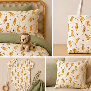 Puede incluir: Una colección de productos para el hogar y el bebé con un estampado de leopardo. Incluye ropa de cama, un bolso tote, un cojín, un estuche y un body para bebé. El estampado presenta leopardos amarillos sobre un fondo crema.