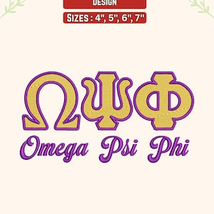 Può includere: Un design per ricamo a macchina con le lettere greche Omega, Psi e Phi in oro con contorni viola. Il testo "Omega Psi Phi" è sotto le lettere. Il design è disponibile nelle misure 10 cm, 13 cm, 15 cm e 18 cm.