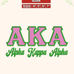 Könnte beinhalten: Ein Stickmaschinen-Design mit den Buchstaben "AKA" in Rosa mit grünem Umriss und den Worten "Alpha Kappa Alpha" in grüner Schrift. Das Design befindet sich auf einem cremefarbenen Hintergrund, mit Text, der die verfügbaren Größen angibt.
