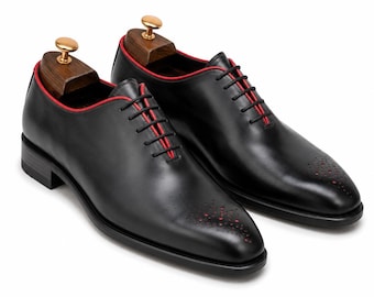 Handgjorda herrskor i svart läder med helskurna oxfords i röd kant