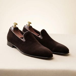 Men’s handcrafted brown velvet loafers featuring elegant matching leather tassels.