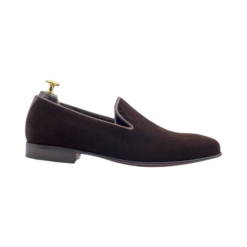 Custom made men’s shoes featuring a streamlined and elegant almond toe.