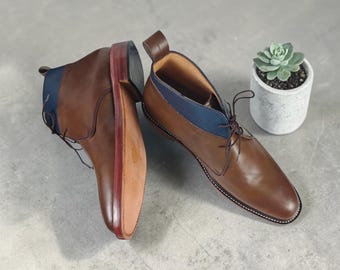 Botas Chukka de cuero marrón hechas a mano, botín azul texturizado para hombre