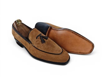 Handgemaakte bruine suède loafers met kwastjes luxe leren instappers