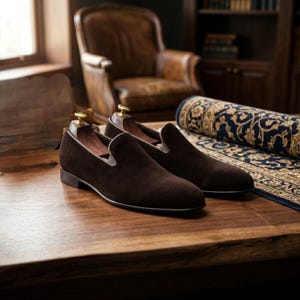 Men’s handcrafted brown velvet loafers featuring elegant matching leather tassels.