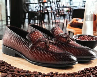 Mocasines de piel de serpiente marrón hechos a mano, zapatos de vestir exóticos sin cordones con borlas para hombre.
