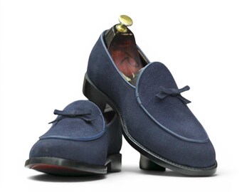 Mocassini da uomo in camoscio blu navy fatti a mano, modello slip-on con nappine in stile belga.