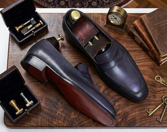 Mocasines de cuero azul marino para hombre, zapatos formales sin cordones hechos a mano.