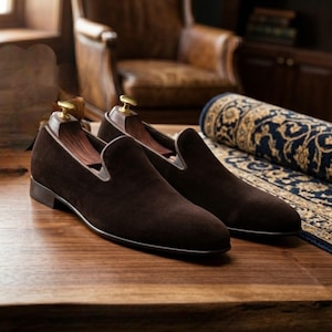 Men’s handcrafted brown velvet loafers featuring elegant matching leather tassels.