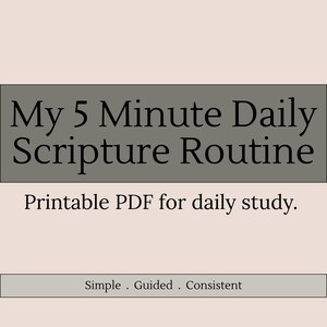 Op de afbeelding: Een digitale download met de tekst "My 5 Minute Daily Scripture Routine" in een donkergrijze rechthoek. Daaronder staat "Printable PDF for daily study." De onderkant van de afbeelding bevat de woorden "Simple. Guided. Consistent."