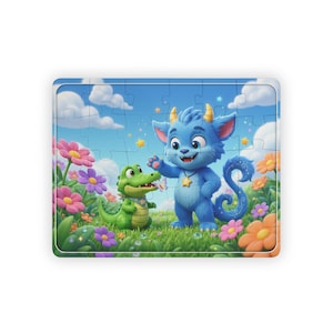 Puede incluir: Un rompecabezas rectangular que muestra a una criatura azul peluda con cuernos y un collar de estrella amarilla saludando a un pequeño cocodrilo verde en un campo de hierba lleno de flores coloridas bajo un cielo azul con nubes y estrellas.