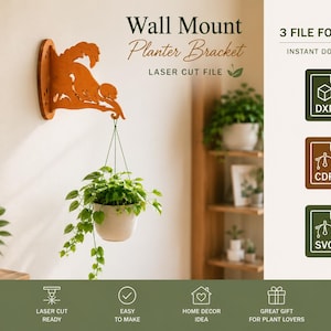 Puede incluir: Un soporte de pared para macetas de metal color óxido con un diseño cortado a láser de un mono colgado de una rama. El soporte sostiene una maceta blanca colgante con una planta verde. El texto incluye Wall Mount Planter Bracket.