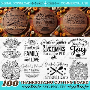 Könnte beinhalten: Eine digitale Sammlung von 100 Thanksgiving-Schneidebrett-Designs mit verschiedenen Schriftarten und Illustrationen von Truthähnen, Kürbissen, Füllhörnern und Besteck. Die Grafiken enthalten Phrasen wie The Thanksgiving Carver, Feast and Gather und Grateful Hearts, dargestellt in schwarzer Tinte auf weißem Hintergrund und kreisförmigen Holzmaserungs-Mockups.