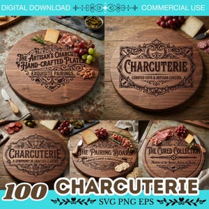 Könnte beinhalten: Eine Sammlung von fünf runden Wurstbrettern aus Holz mit aufwendig lasergravierten dekorativen Rändern und Texten wie The Artisan's Charcuterie, Charcuterie Curated Cuts & Artisan Cheeses und The Cured Collection.