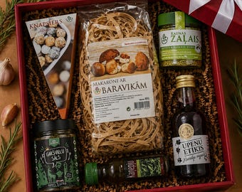 Caja de productos gourmet letones: aperitivos artesanales, pasta, queso y vinagre balsámico.