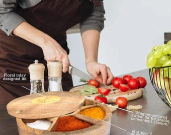 Caixa de Especiarias Masala Dabba em Madeira de Acácia com Tampa Incrustada com Flores, 7 Compartimentos, Caixa de Especiarias Artesanal em Madeira para Cozinha.