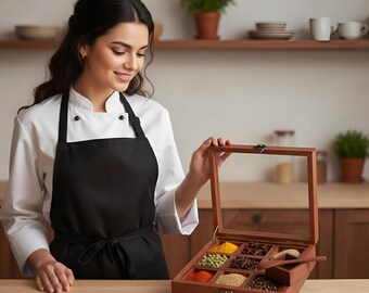 Scatola per spezie in legno di acacia, Masala Dabba con coperchio intarsiato a motivi floreali, 7 scomparti. Scatola per spezie in legno fatta a mano, scomparto per spezie da cucina.