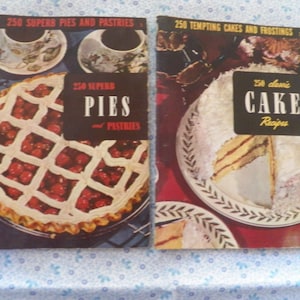2 KSIĄŻKI KULINARNE „250 Classic Cake Recipes” i „250 Superb Pies and Pastries” z 1949 i 1950 r. Doskonały stan Kolekcjonerskie