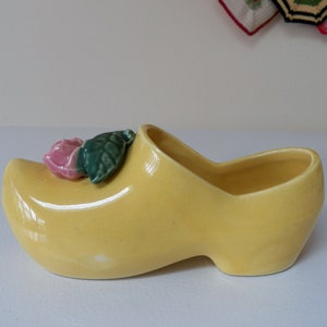 Vintage MCCOY WOODEN SHOE Planter Gelb mit Pink Rose Ausgezeichneter Zustand 1940er Jahre Dekor Mid Century Keramik Indoor Planter