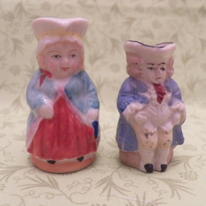 Twee MINIATUURKRUIKKEN VAN TOBY Koloniale figuren Japan gemaakt midden van de eeuw keramiek 2,5&quot; hoog 1700&#39;s koloniaal stel uitstekende staat verzamelobject