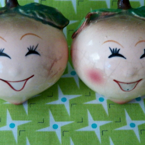 vintage années 1940 ANTHROPOMORPHIC Peaches Sel et Poivre Shakers Japon Fait Mid Century Kitschy Rare Shakers de collection