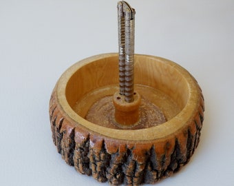 Ciotola da portata per noci, corteccia d'albero vintage, piatto in legno con supporto centrale per schiaccianoci e plettri (non inclusi), fondo in feltro, ottime condizioni.