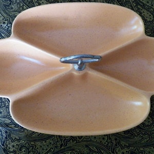 MCM CALIFORNIA POTTERY #559 Plat de service divisé en corail mat U. S. A. 4 sections Relish ou Condiment Tray Gold handle 14&quot; x 9&quot; Excellent Cond