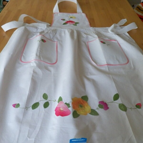 Vintage New Old Stock COTTON APPLIQUED APRON Unused Excellent Condition Floral Appliqued Flowers