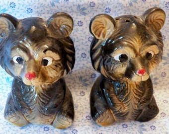 Mid Century Painted Main Painted 1950's BEARS SALT and PEPPER Shakers Set Excellent état 3 et 1/2 « de haut Ensemble de sel et de poivre de collection