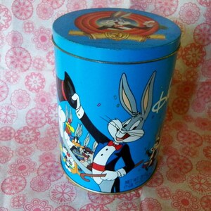 1989 BUGS BUNNY 50 cumpleaños Tin Warner personajes de dibujos animados Elmer Fudd, Porky Pig, Tweety, Daffy en los gráficos vibrantes de estaño de Brach coleccionables