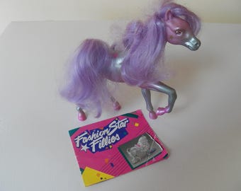 Caballo "Corinne" Sassy Sixteens de Fashion Star Fillies, 1988, rosa y plateado con crin morada. Incluye folleto original y peine.